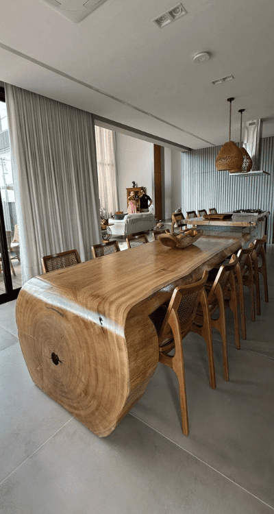 Mesa de madeira maciça em ambiente sofisticado