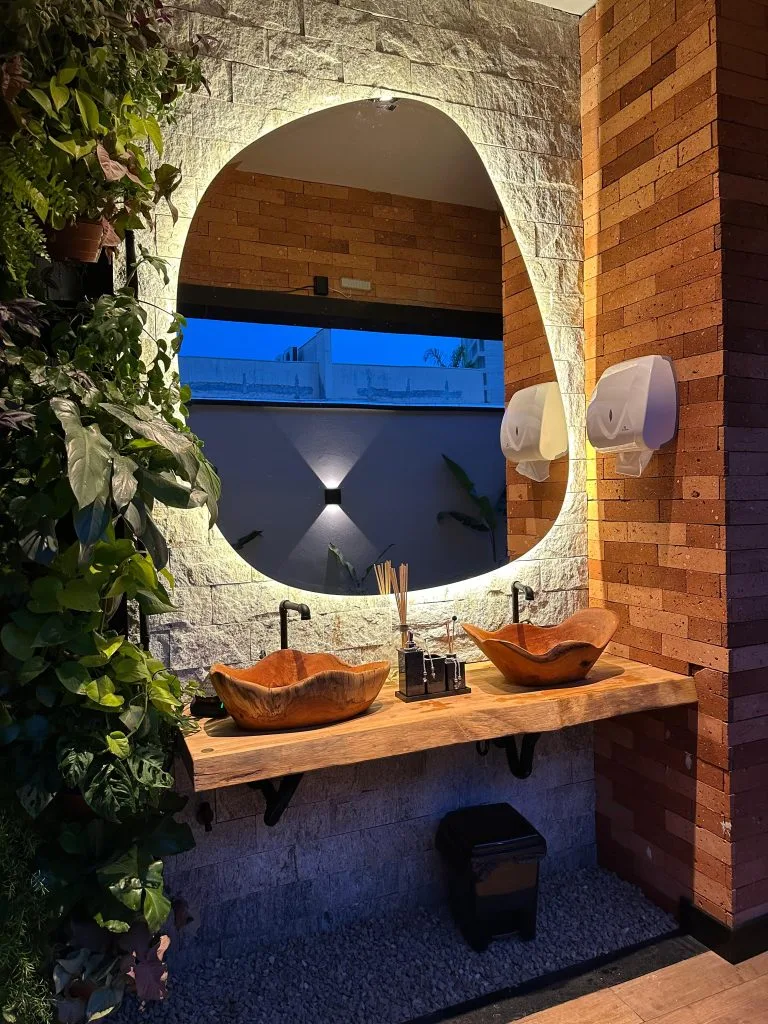 Projeto personalizado em madeira natural
