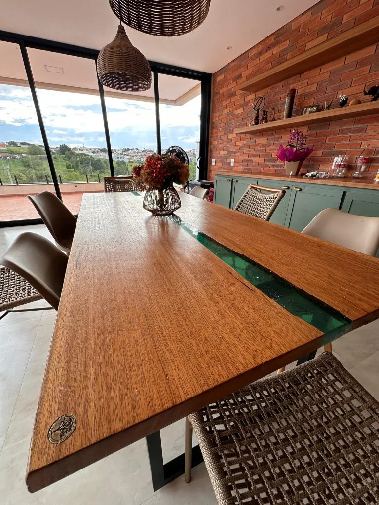 Mesa e peças de decoração em madeira maciça